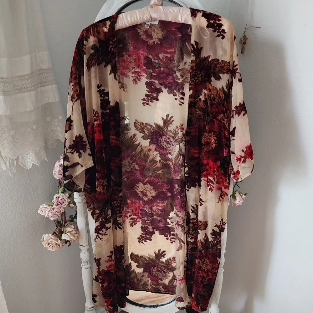 Velvety floral kimono ✨️